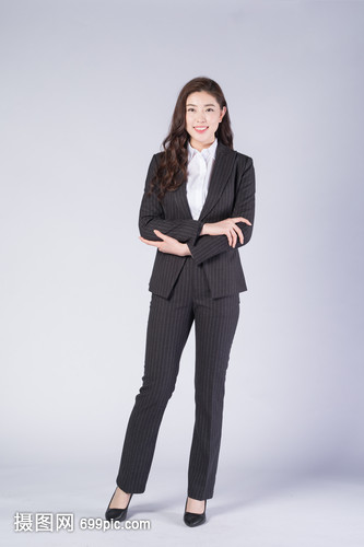 商務女性襯衫站姿 優雅與專業的完美融合